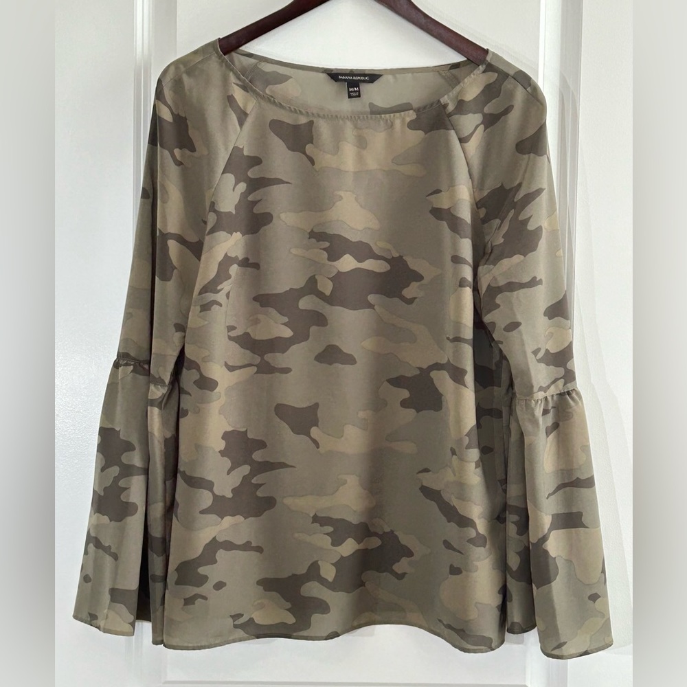Banana Republic Long Sleeve Bell Sleeve Top, Green Cammo, Size Medium